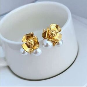 NEW TORY BURCH FLORAL AND PEARL CLUSTER STUD EARRINGS